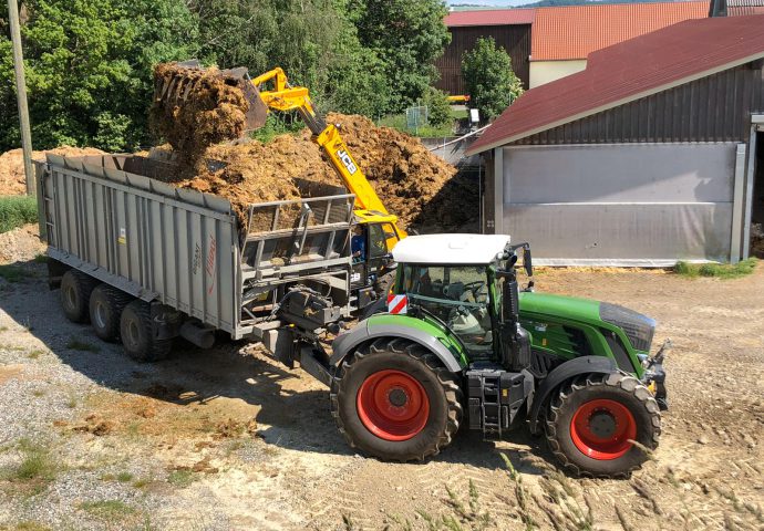 Traktor wird mit Mist beladen