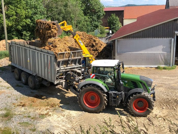 Traktor wird mit Mist beladen