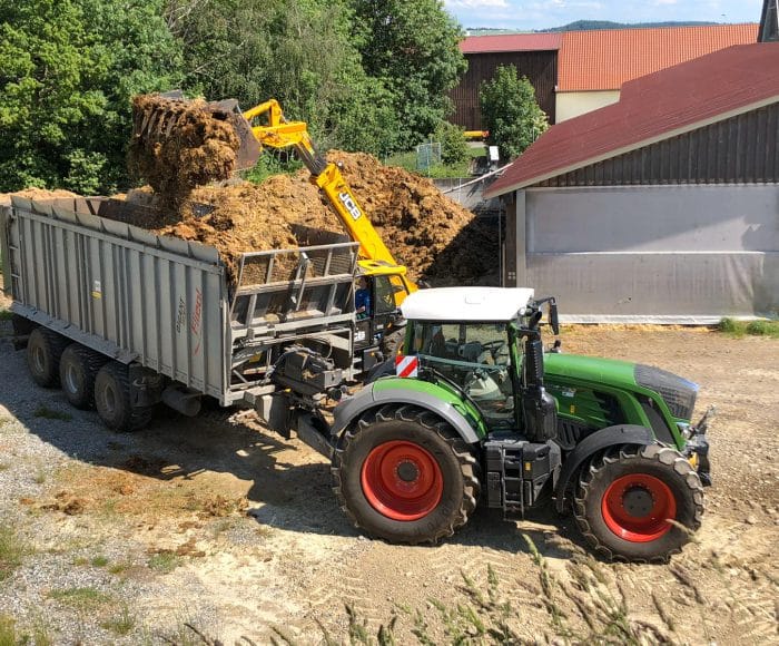 Traktor wird mit Mist beladen