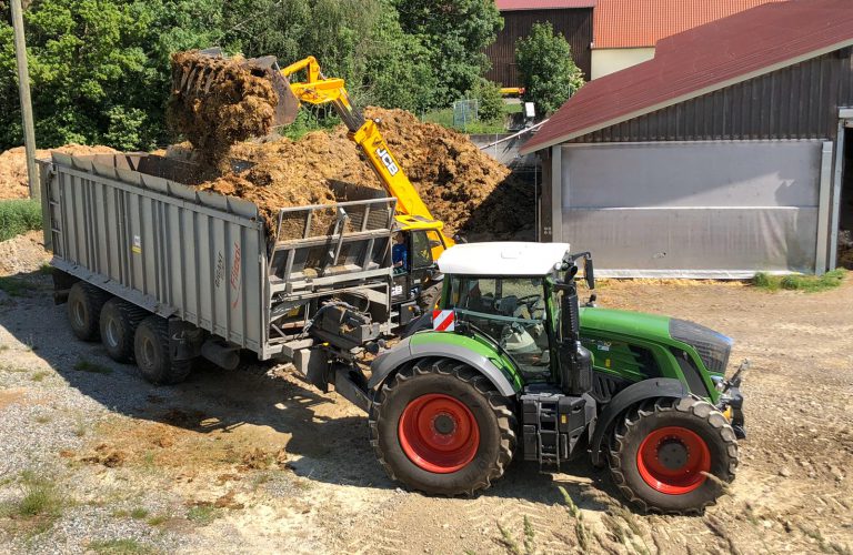 Traktor wird mit Mist beladen
