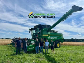 Neuer Hirsch auf dem Busenberg 💚💛
Vor wenigen Wochen durften wir unseren neuen Mähdrescher in Empfang nehmen. Ausgestattet mit Raupenlaufwerk, einer der größten aktiven Abscheideflächen bei Schüttlermähdreschern, Ertragskartierung, Fahrerkomfort auf höchstem Niveau und Zürn Premium Flow 725 PF braucht sich unser @johndeere T6 800 nicht verstecken! Knapp 100ha stehen schon auf dem Zähler und unsere Fahrer sind sehr angetan von der neuen Maschine. 
Vielen Dank an @zuernlandtechnik für die unkomplizierte, schnelle und angenehme Zusammenarbeit! Ein weiteres Dankeschön gilt unserer Werbeagentur @pcwerbedesign für die ebenfalls unkomplizierte und schnelle Abwicklung der tollen Werbung auf unserem neuen Drescher! 
#johndeere #mähdrescher #new #erntezeit #zürnlandtechnik #zürnharvesting #teamoberlandservicegmbh