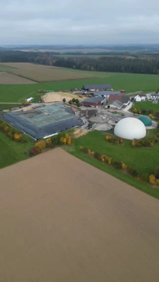 Endspurt im Mais! 
Ein großer Dank geht an all unsere Mitarbeiter und Kunden, die uns tatkräftig unterstützen! 
Parallel zum Mais werden noch Zuckerrübenschnitzel ins Silo mit eingearbeitet. 
Des Weiteren sind wir momentan mit der Bodenbearbeitung und mit der Winterweizen Aussaat beschäftigt. 
Über das Wochenende werden wir nun auch noch den letzten Grünlandschnitt bewältigen. #teamoberlandservicegmbh 
@b.braunger 
@hartnagel.energie 
@baywa 
@zuernlandtechnik 
@marmix.eu