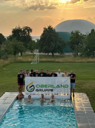 Gestern hatten wir den Meister zu Gast, die @sgm_muttensweiler_hochdorf - es war uns ein Fest!
Herzlichen Glückwunsch zur Meisterschaft und den Aufstieg in die Bezirksliga!
#fußball #aufstieg #meister #sponsor #teamoberlandservicegmbh