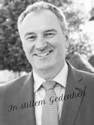 Auch wir trauern um den Eberhardzeller Bürgermeister Guntram Grabherr.
Bereits vor 20 Jahren durften wir gemeinsam mit ihm als Kämmerer die Nahwärmeversorgung in Eberhardzell auf den Weg bringen. Die Zusammenarbeit war stets von Vertrauen, Kompetenz und gegenseitiger Wertschätzung geprägt. Besonders in Erinnerung bleibt uns seine menschliche, offene und angenehme Art.
Unsere Gedanken sind bei seiner Familie, seinen Angehörigen und Freunden sowie bei den weiteren Beteiligten des Unfalls. Ebenso gilt unser Dank und Mitgefühl allen Einsatz- und Rettungskräften.
Ruhe in Frieden. 🕊️
#RIP #Eberhardzell #Trauer #InGedenken